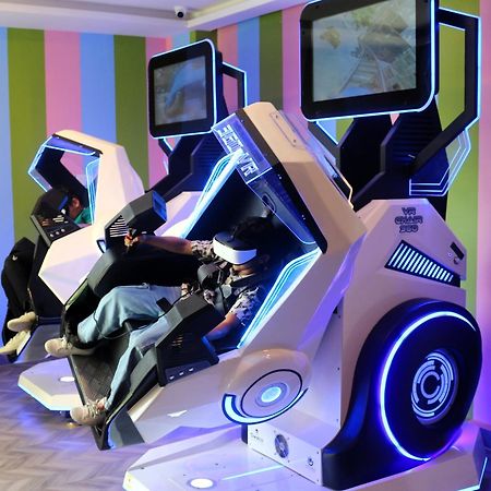 מנאמה Lagoona Beach Luxury Resort And Spa מראה חיצוני תמונה A racing simulator