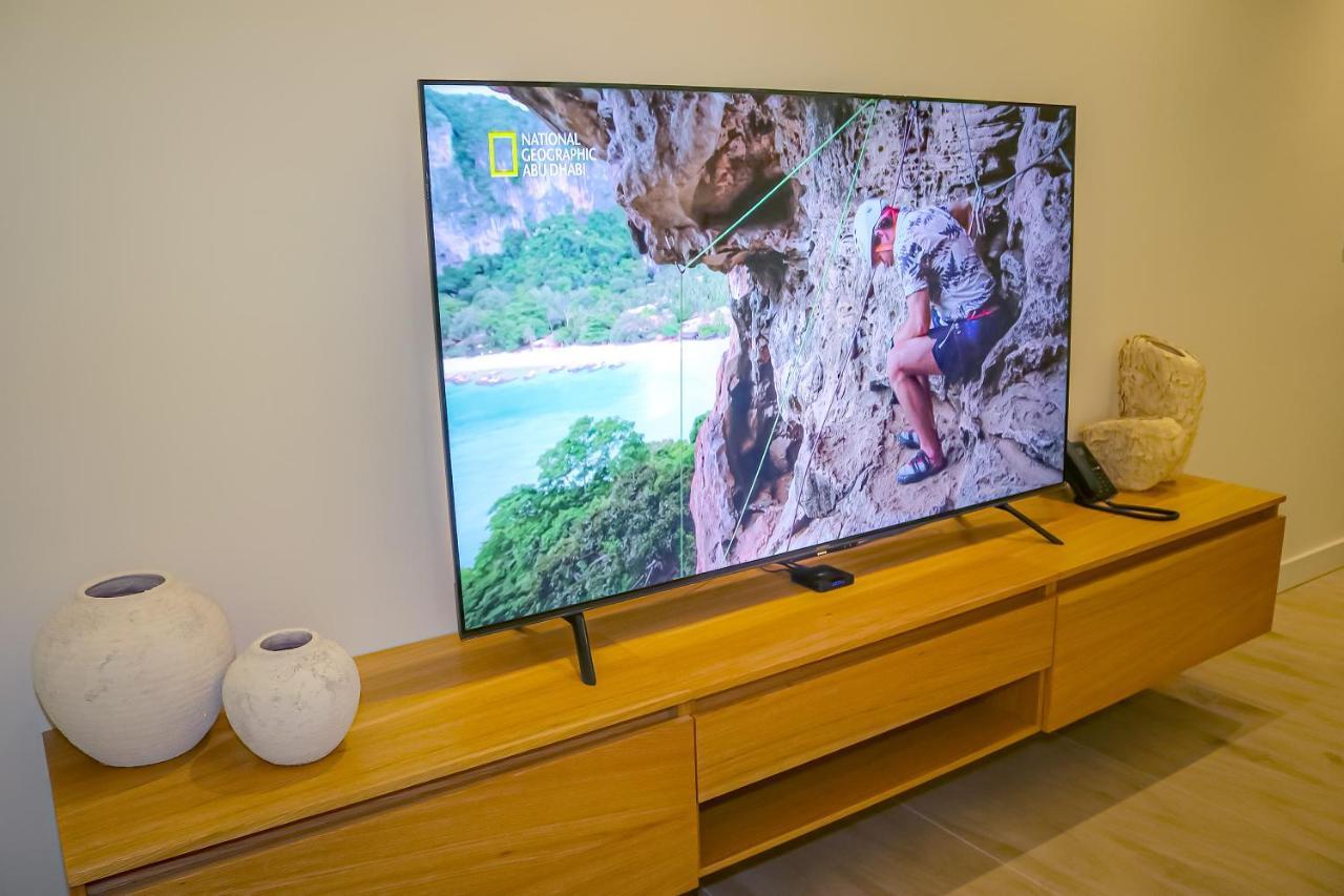 מנאמה Lagoona Beach Luxury Resort And Spa מראה חיצוני תמונה A 4K television