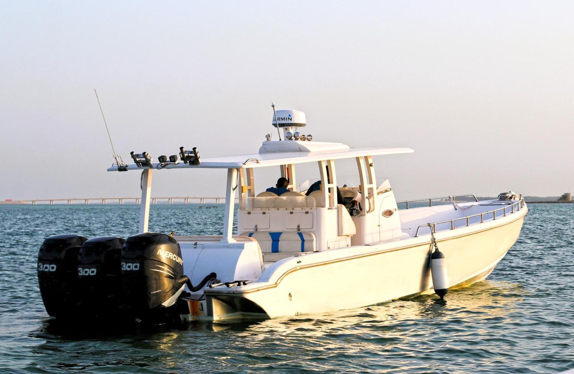 מנאמה Lagoona Beach Luxury Resort And Spa מראה חיצוני תמונה The photo shows a large, white motorboat equipped with three powerful outboard engines at the stern. The boat has a sleek design, with a spacious open deck and a covered cabin area that likely provides shelter and controls for navigation. The scene i