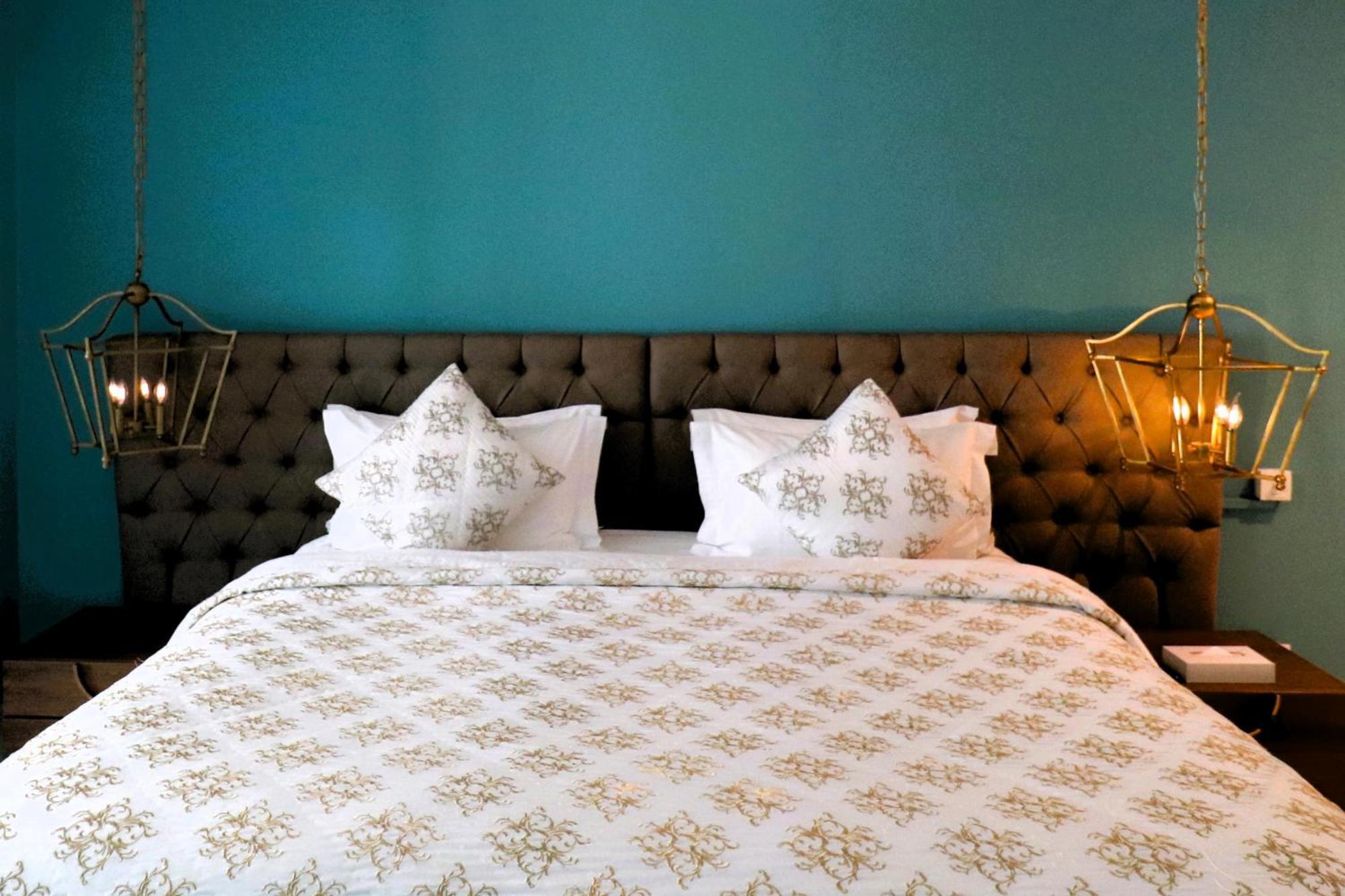 מנאמה Lagoona Beach Luxury Resort And Spa מראה חיצוני תמונה A bed with a duvet
