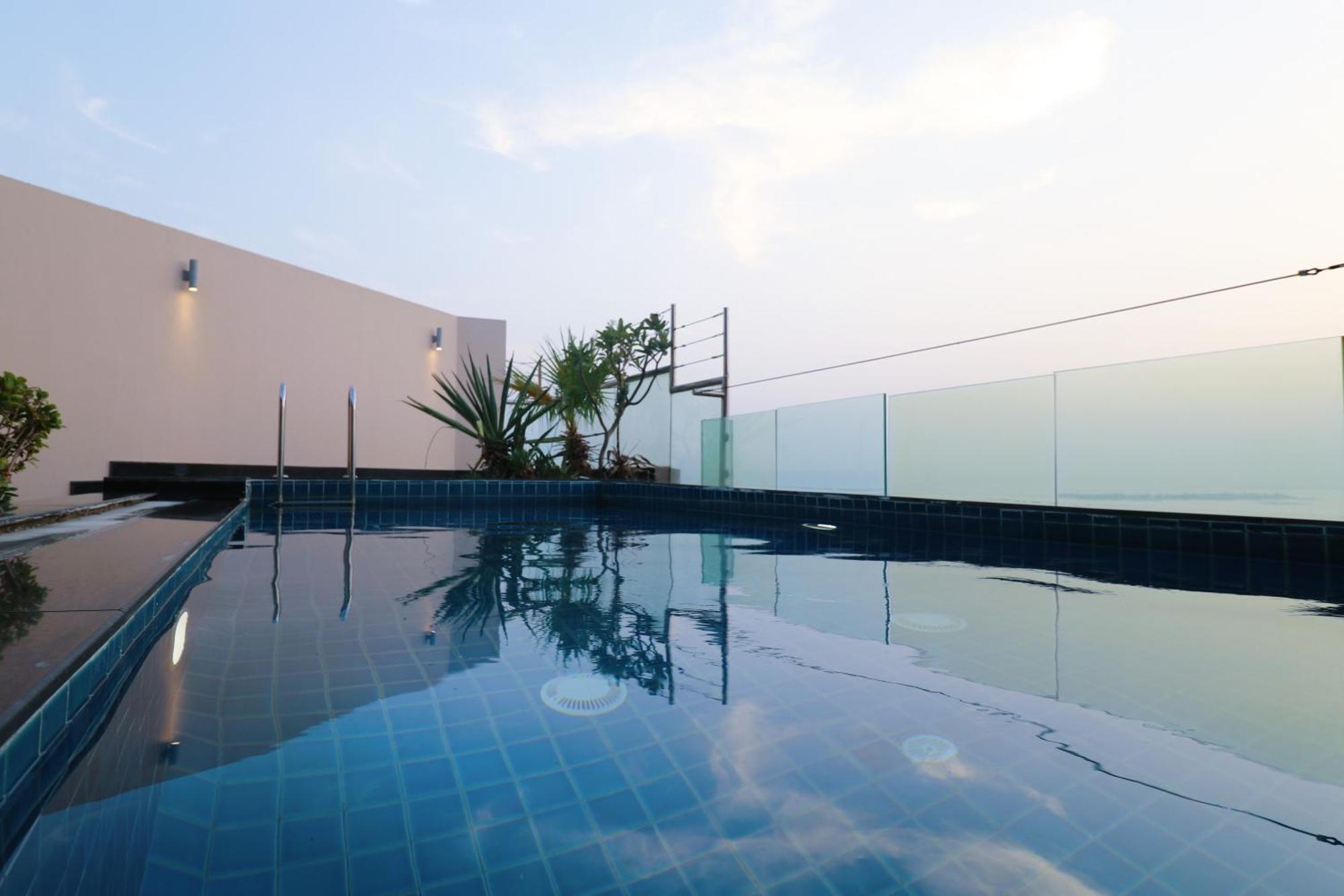 מנאמה Lagoona Beach Luxury Resort And Spa מראה חיצוני תמונה Rooftop pool at the hotel