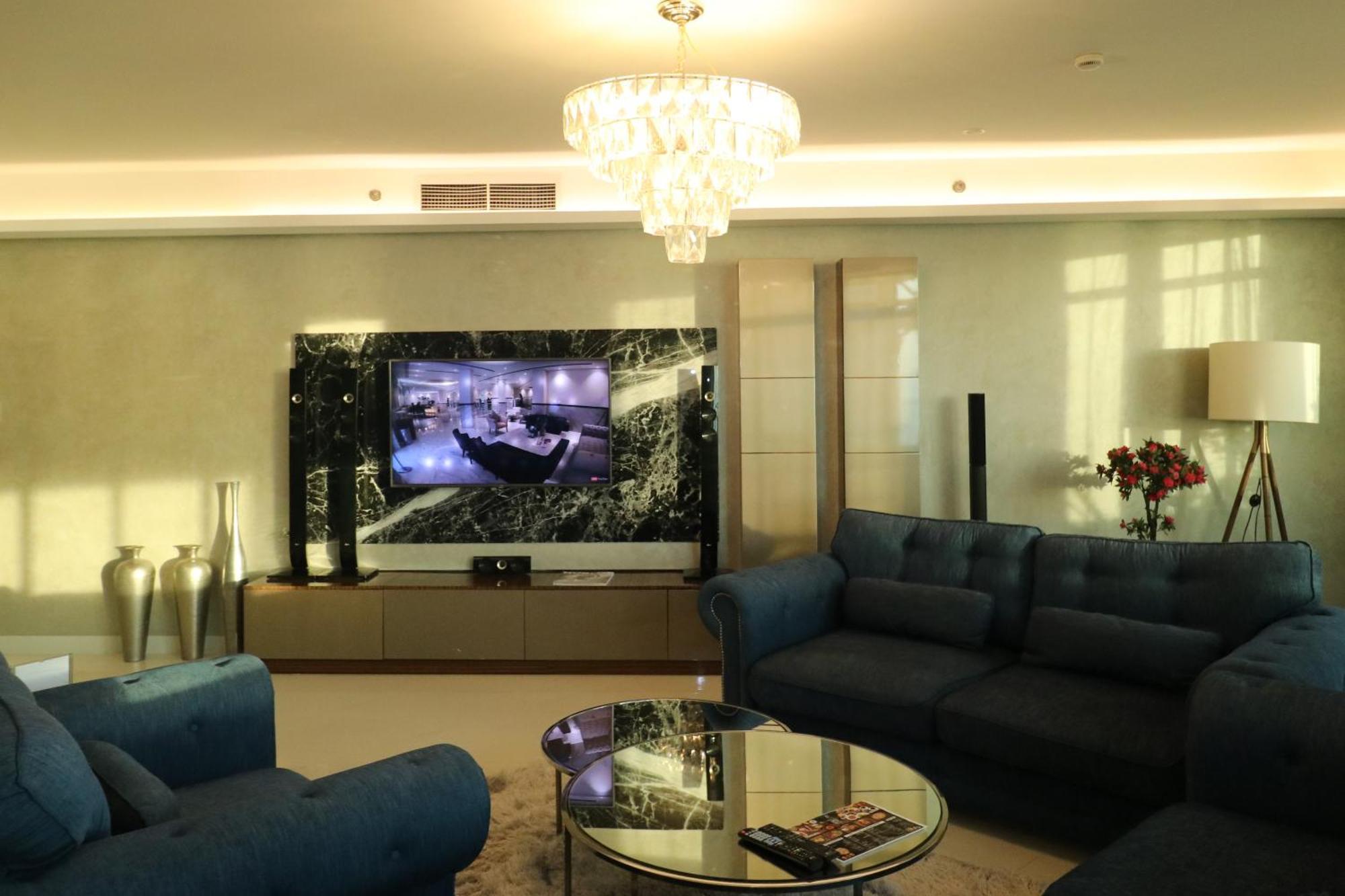 מנאמה Lagoona Beach Luxury Resort And Spa מראה חיצוני תמונה A living room with a television